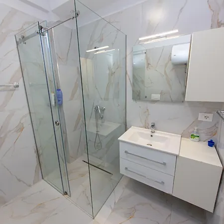 Luxury 1 *