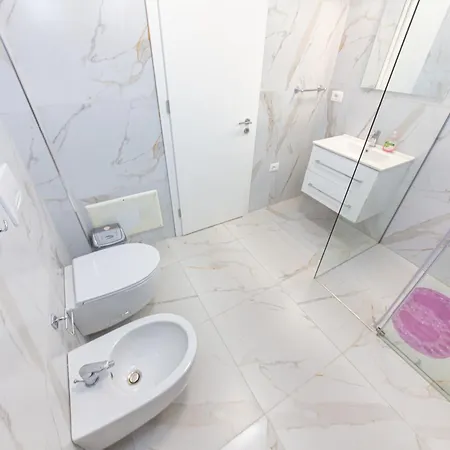 Luxury 1 *
